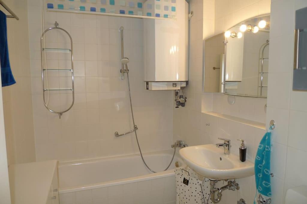 Aquamarin - Charmantes Appartement Mit Balkon Rostock Exterior foto